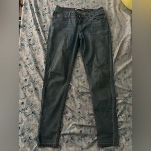 Levi’s light wash jeggings